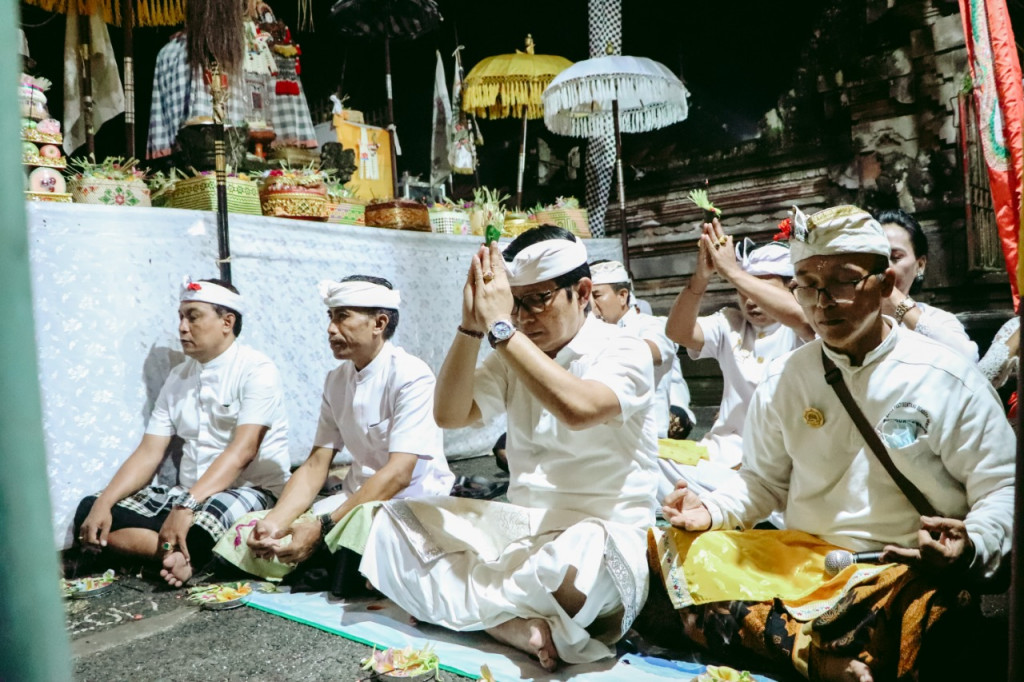Sekda Adi Arnawa Hadiri Pujawali di Pura Dalem Pengilen Sari Gerih Abiansemal